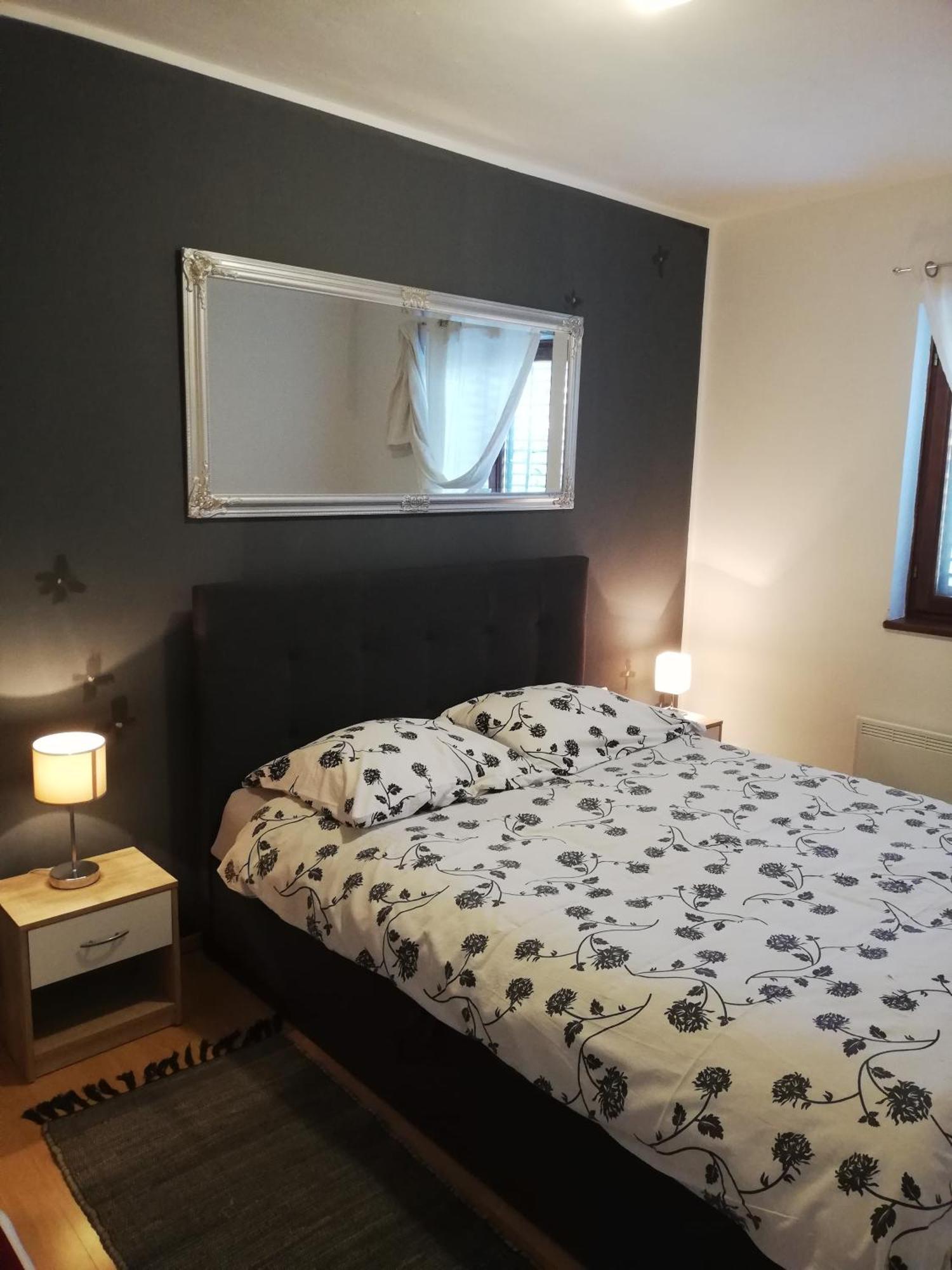 Apartments Poretti For 2,In Center Parking Free In The Yard,6 Min Beach Walk Ровинь Экстерьер фото