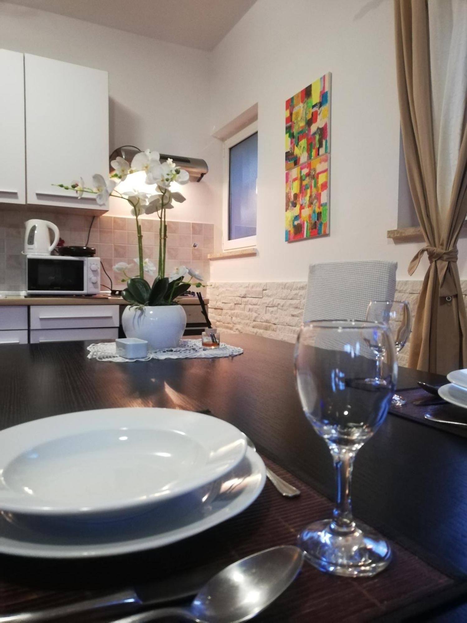 Apartments Poretti For 2,In Center Parking Free In The Yard,6 Min Beach Walk Ровинь Экстерьер фото